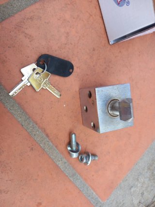 Cerrojo seguridad persiana exterior