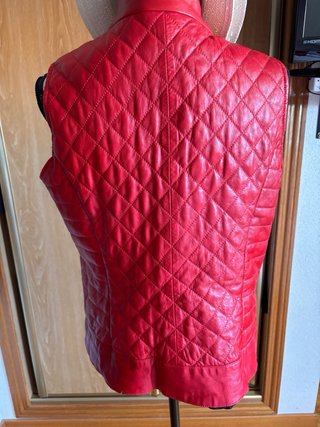Chaleco de piel rojo