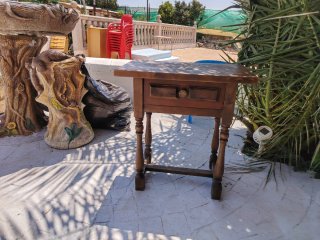 Mesita de noche de madera con cajón