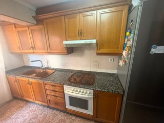 Cocina clásica con frontal de madera y mármol