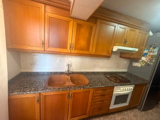 Cocina clásica con frontal de madera y mármol