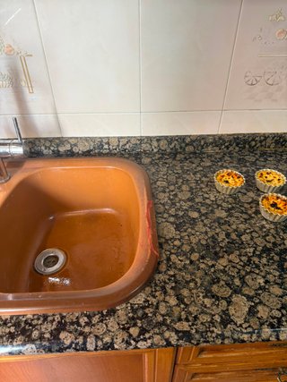 Cocina clásica con frontal de madera y mármol