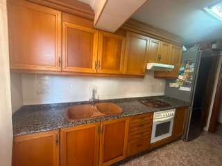 Cocina clásica con frontal de madera y mármol