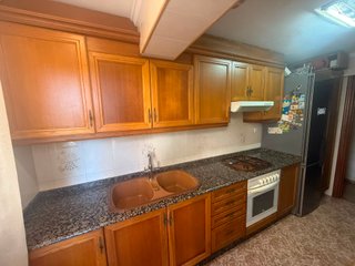 Cocina clásica con frontal de madera y mármol