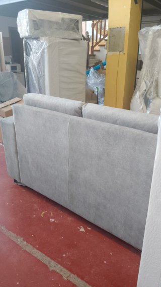 Sofá de tela beige y gris