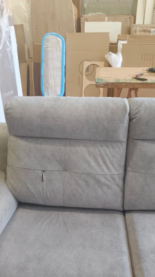Sofá de tela beige y gris