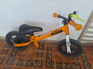 Bicicleta de equilibrio KTM naranja
