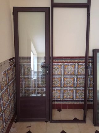 Puerta de aluminio marrón con cristal