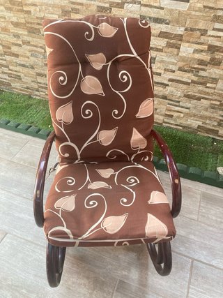 Mecedora balancin antigua de madera y mimbre