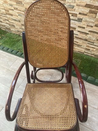 Mecedora balancin antigua de madera y mimbre