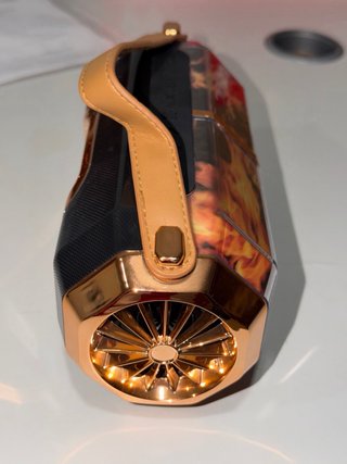 Altavoz portátil con diseño de llamas