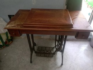 Máquina de coser Sigma de madera y hierro fojado