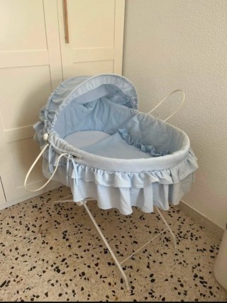 Moisés con soporte incluido,totalmente vestido
