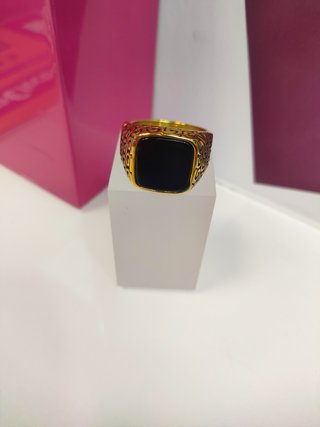 Anillo acero dorado con piedra negra cuadrada T25