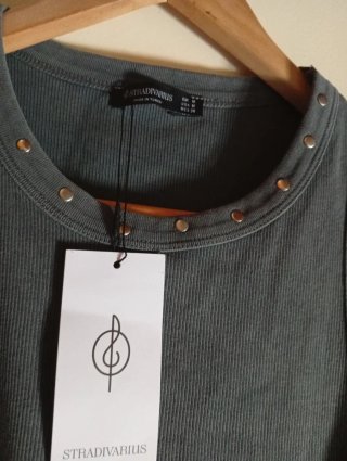 Top tachuelas Stradivarius gris