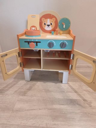 Cocinita de madera infantil con diseño de león
