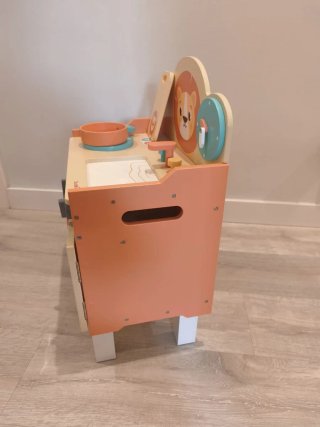Cocinita de madera infantil con diseño de león