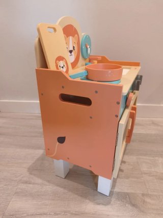 Cocinita de madera infantil con diseño de león