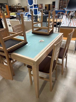 Mesa extensible y 4 sillas madera