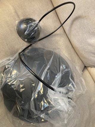 Lámpara de techo dorada y negra