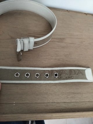 Cintura beige e bianca con fibbia