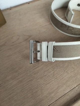 Cintura beige e bianca con fibbia