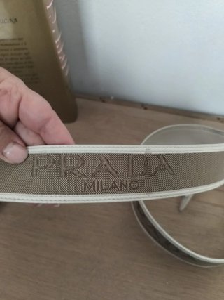 Cintura beige e bianca con fibbia