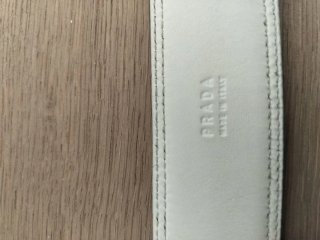 Cintura beige e bianca con fibbia