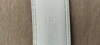 Cintura beige e bianca con fibbia