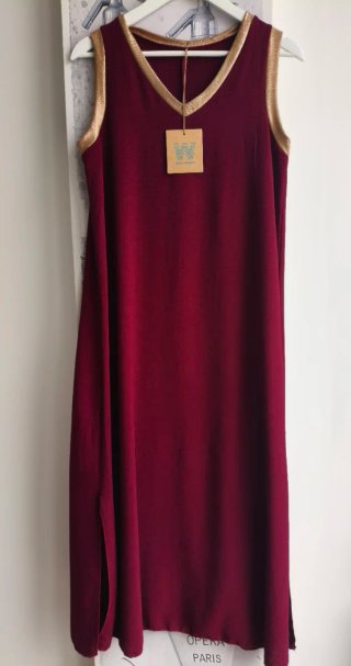 Vestido granate con detalles dorados