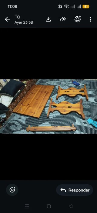 Mesa de comedor de madera