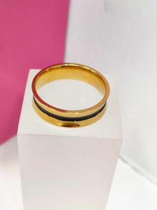 Anillo acero dorado con linea negra T23