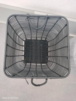 Cesto de mimbre negro