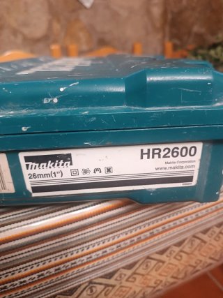 Taladro Makita HR2600 con caja