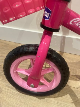 Bici sin pedales rosa con cesta