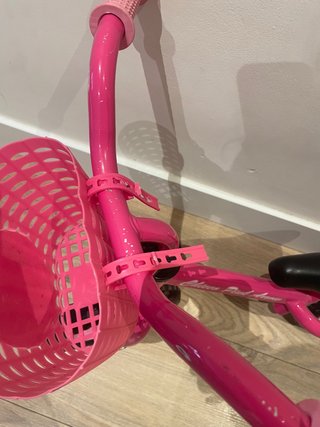 Bici sin pedales rosa con cesta