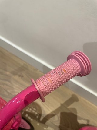 Bici sin pedales rosa con cesta
