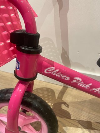 Bici sin pedales rosa con cesta