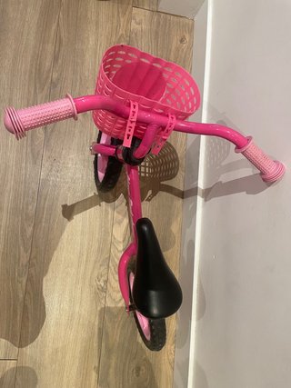 Bici sin pedales rosa con cesta