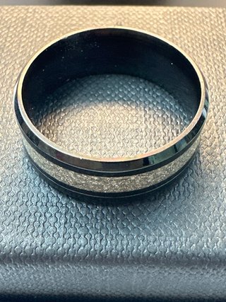 Anillo acero negro con linea plateada T21
