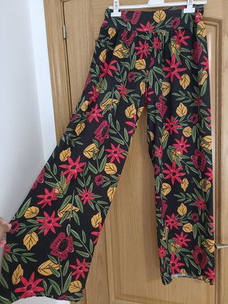 Pantalones palazzo de flores negro y rojo