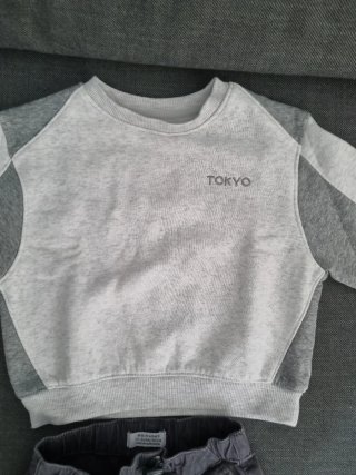 Conjunto sudadera y pantalón cargo gris 18-24m