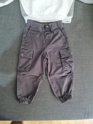 Conjunto sudadera y pantalón cargo gris 18-24m