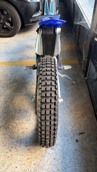Moto de Trial Azul y Dorada