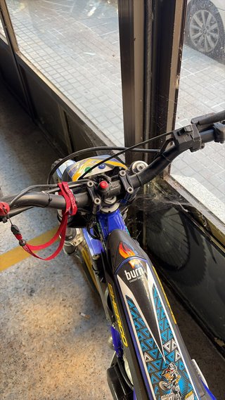 Moto de Trial Azul y Dorada