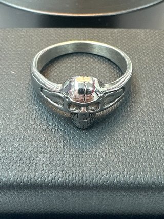 Anillo acero fino plateado de calavera T18