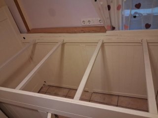 Cama alta de madera blanca sin somier