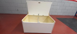 Baúl infantil casa madera y blanco