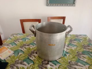 Olla grande de aluminio