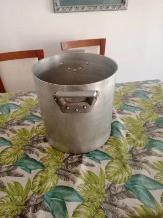 Olla grande de aluminio